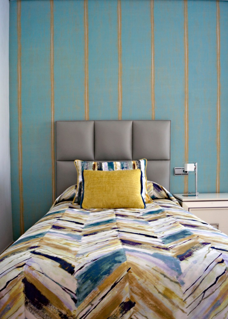 Dormitorio juvenil con papel pintado y colcha a juego - Villalba Interiorismo